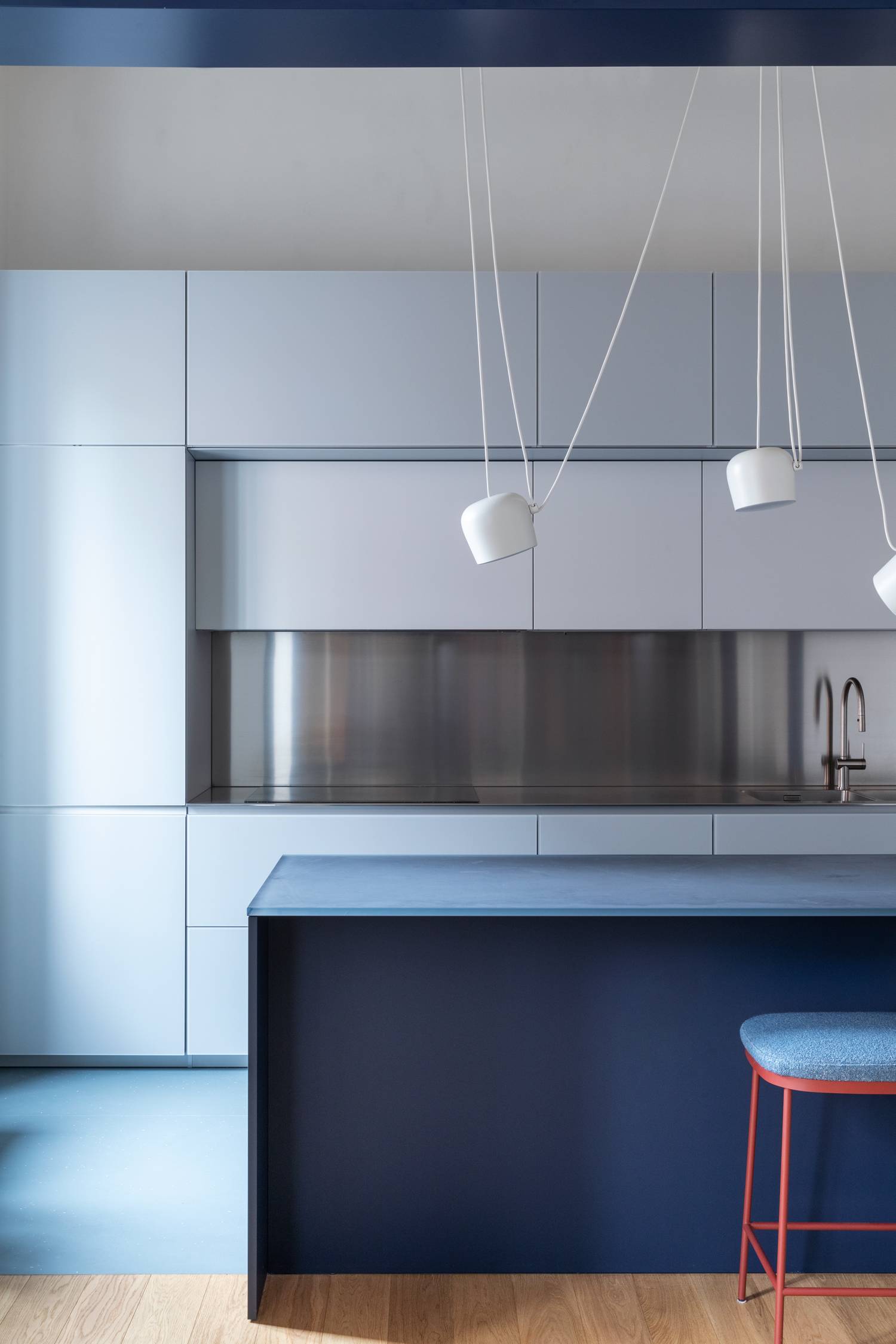 Encuentro entre cocina, carpintería azul y fábrica existente en A12